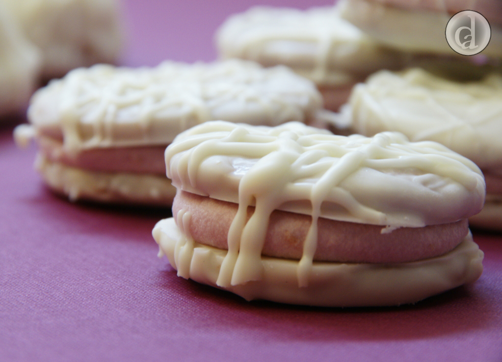 A raspberry & white chocolate truffle sandwich gb200011