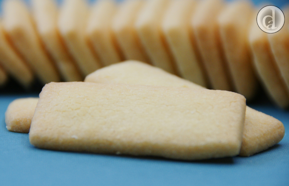 sandwiched with lemon icing short200011