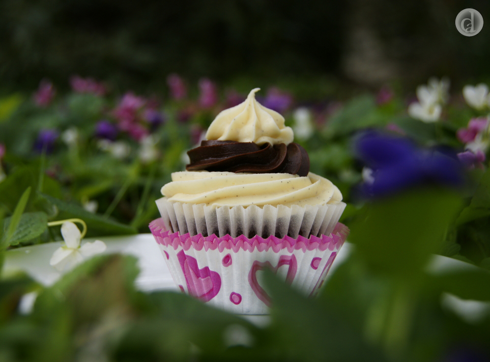A good book, a cupcake & the wonderful scent of violets :)