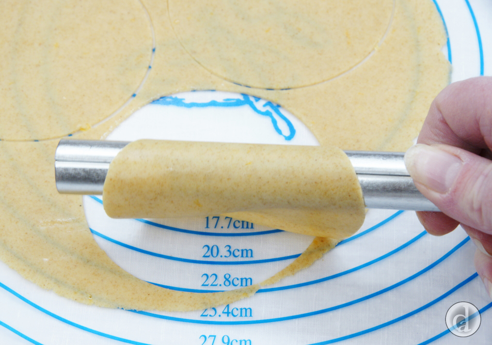 Rolling the cannoli tube